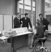 Październik 1969, Warszawa, Polska.
Politechnika Warszawska, pracownicy naukowi i maszyny liczące.
Fot. Jarosław Tarań, zbiory Ośrodka KARTA [69-465]
 
