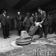 Październik 1969, Warszawa, Polska.
Pokaz małego sprzętu budowlanego.
Fot. Jarosław Tarań, zbiory Ośrodka KARTA [69-466]
 
