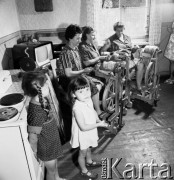 6.07.1969, Opole, Polska
Prządki pracujące na kołowrotkach.
Fot. Jarosław Tarań, zbiory Ośrodka KARTA [69-487]
 

