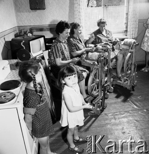 6.07.1969, Opole, Polska
Prządki pracujące na kołowrotkach.
Fot. Jarosław Tarań, zbiory Ośrodka KARTA [69-487]
 
