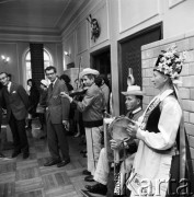 Listopad 1969, Kurpie, Polska
Otwarcie wystawy sokólskich dywanów.
Fot. Jarosław Tarań, zbiory Ośrodka KARTA [69-471]
 
