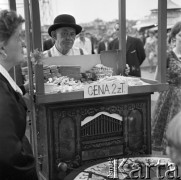 15.06.1969, Chorzów, Polska
Park Kultury i Wypoczynku, sprzedawca słodyczy.
Fot. Jarosław Tarań, zbiory Ośrodka KARTA [69-470]
 
