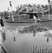 15.06.1969, Chorzów, Polska
Park Kultury i Wypoczynku, karuzela.
Fot. Jarosław Tarań, zbiory Ośrodka KARTA [69-469]
 
