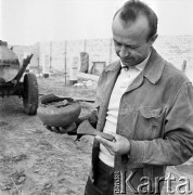 28.04.1969, Błonie k/Warszawy, Polska
Urna i siekierka z III w. n.e., które wykopał na swoim polu pan Kalisiewicz.
Fot. Jarosław Tarań, zbiory Ośrodka KARTA [69-494]
 

