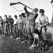 14.09.1969, Polska
Polowanie na kuropatwy, myśliwi ze swoimi trofeami.
Fot. Jarosław Tarań, zbiory Ośrodka KARTA [69-493]
 
