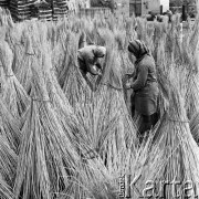 11.03.1969, Rudnik nad Sanem, Polska
Zakłady wikliniarskie.
Fot. Jarosław Tarań, zbiory Ośrodka KARTA [69-504]
 
