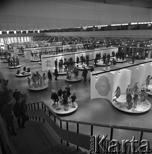 14.03.1969, Poznań, Polska
Wiosenne Targi Krajowe, hala wystawiennicza.
Fot. Jarosław Tarań, zbiory Ośrodka KARTA [69-500]
 

