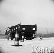 Grudzień 1969, Warszawa, Polska.
Konkurs dla kierowców PKS, ciężarówka na placu manewrowym.
Fot. Jarosław Tarań, zbiory Ośrodka KARTA [69-439]
 
