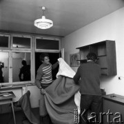 2.10.1969, Warszawa, Polska.
Akademik przy ul. Żwirki i Wigury, studenci w pokoju.
Fot. Jarosław Tarań, zbiory Ośrodka KARTA [69-349]
 
