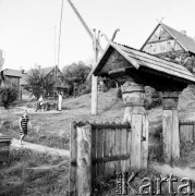 22.06.1969, Nowogród, Kurpie, Polska
Skansen kurpiowski, chałupy i studnia z żurawiem.
Fot. Jarosław Tarań, zbiory Ośrodka KARTA [69-328]
 
