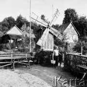 22.06.1969, Nowogród, Kurpie, Polska
Skansen kurpiowski, chałupy i wiatrak.
Fot. Jarosław Tarań, zbiory Ośrodka KARTA [69-329]
 
