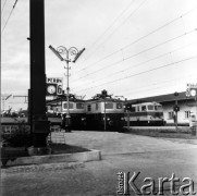 1962, Warszawa, Polska.
Pociągi stojące przy peronach na dworcu Warszawa Główna.
Fot. Jarosław Tarań, zbiory Ośrodka KARTA [62-59]