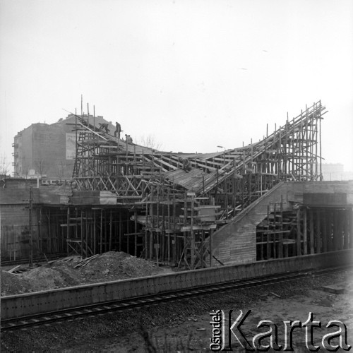 23.11.1962, Warszawa, Polska.
Budowa przystanku EKD-PKP przy Pl. Zawiszy.
Fot. Jarosław Tarań, zbiory Ośrodka KARTA [62-57]