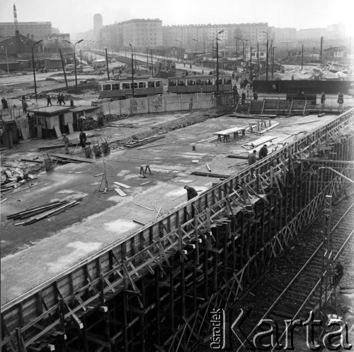 23.11.1962, Warszawa, Polska.
Budowa wiaduktu i przystanku EKD-PKP przy Pl. Zawiszy.
Fot. Jarosław Tarań, zbiory Ośrodka KARTA [62-57]