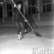 03.12.1962, Warszawa, Polska.
Mistrzyni Polski w jeździe figurowej na łyżwach Barbara Jankowska z miotłą na lodowisku na Torwarze.
Fot. Jarosław Tarań, zbiory Ośrodka KARTA [62-56]
