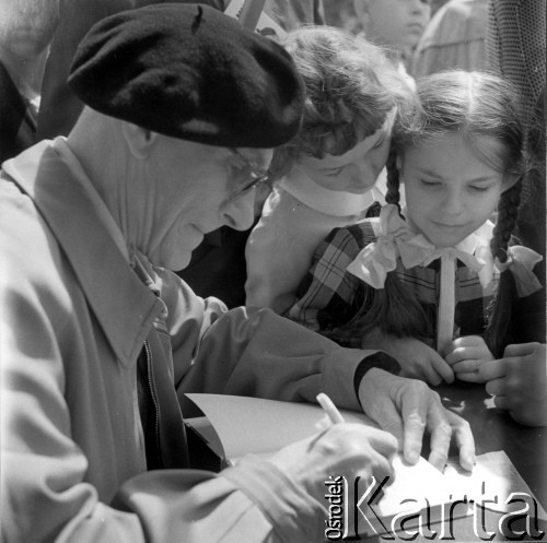 Maj 1962, Warszawa, Polska.
Pisarz Jarosław Iwaszkiewicz podpisuje czytelnikom swoje książki na Kiermaszu Książki.
Fot. Jarosław Tarań, zbiory Ośrodka KARTA [62-66]
