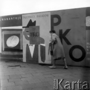 Wrzesien 1962, Warszawa, Polska.
Kobieta idąca chodnikiem na tle plakatu reklamującego PKO.
Fot. Jarosław Tarań, zbiory Ośrodka KARTA [62-52]