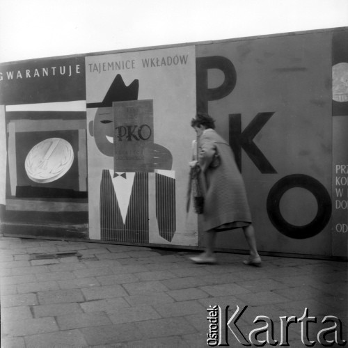 Wrzesien 1962, Warszawa, Polska.
Kobieta idąca chodnikiem na tle plakatu reklamującego PKO.
Fot. Jarosław Tarań, zbiory Ośrodka KARTA [62-52]