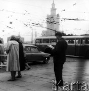 Wrzesień 1962, Warszawa, Polska.
Człowiek czytający gazetę na chodniku. W tle Pałac Kultury i Nauki.
Fot. Jarosław Tarań, zbiory Ośrodka KARTA [62-14]