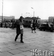 Wrzesień 1962, Warszawa, Polska.
Człowiek idący chodnikiem w Alejach Jerozolimskich i czytający gazetę.
Fot. Jarosław Tarań, zbiory Ośrodka KARTA [62-14]