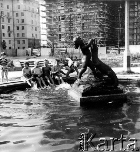 Wrzesień 1962, Warszawa, Polska.
Dzieci bawiące się przy fontannie.
Fot. Jarosław Tarań, zbiory Ośrodka KARTA [62-32]

