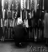 14.12.1962, Warszawa, Polska.
Kobieta oglądająca krawaty podczas przedświątecznych zakupów.
Fot. Jarosław Tarań, zbiory Ośrodka KARTA [62-28]

