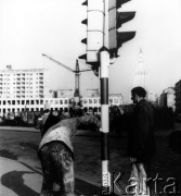 Październik 1962, Warszawa, Polska.
Dwaj robotnicy malujący słup sygnalizacji świetlnej. W tle Pałac Kultury i Nauki.
Fot. Jarosław Tarań, zbiory Ośrodka KARTA [62-38]
