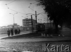 21.11.1962, Warszawa, Polska.
Przystanek tramwajowy na Służewiu Fabrycznym.
Fot. Jarosław Tarań, zbiory Ośrodka KARTA [62-84]


