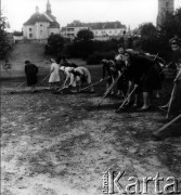 Wrzesień 1962, Warszawa, Polska.
Grupa kobiet pracujących w parku pod skarpą wiosaną na Nowym Mieście.
Fot. Jarosław Tarań, zbiory Ośrodka KARTA [62-45]

