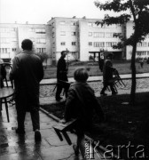 Wrzesień 1962, Warszawa, Polska.
Mieszkańcy osiedla w drodze na występ z cyklu: 