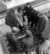 21.11.1962, Warszawa, Polska.
Kościół pw. Narodzenia Najświętszej Panny Marii  przy ul Leszno 32 (obecnie Solidarności 80) . W związku z budową trasy W-Z i poszerzaniem ulicy Leszno (w tym czasie Al. gen. K. Świerczewskiego), w nocy z 30 listopada na 1 grudnia 1962 kościół został przesunięty o 21 metrów do tyłu. Grupa osób pracujących przy przesuwaniu kościoła w czasie dyskusji.
Fot. Jarosław Tarań, zbiory Ośrodka KARTA [62-43]