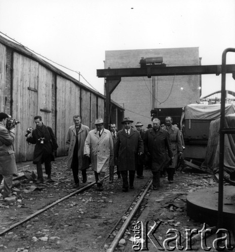 28.10.1962, Dębe.
Grupa urzędników i fotoreporterów na zaporze w Dębe.
Fot. Jarosław Tarań, zbiory Ośrodka KARTA [62-39]