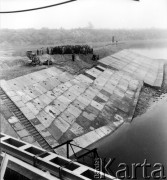 28.10.1962, Dębe.
Grupa osób przy zaporze w Dębe.
Fot. Jarosław Tarań, zbiory Ośrodka KARTA [62-39]