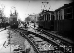 10.11.1962, Warszawa, Polska.
Przebudowa torowiska tramwajowego w Al. Jerozolimskich przy Pl. Zawiszy.
Fot. Jarosław Tarań, zbiory Ośrodka KARTA [62-54]