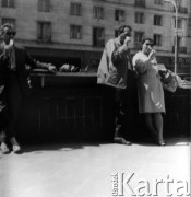 Lipiec 1962, Warszawa, Polska.
Troje osób z lodami pod DT 