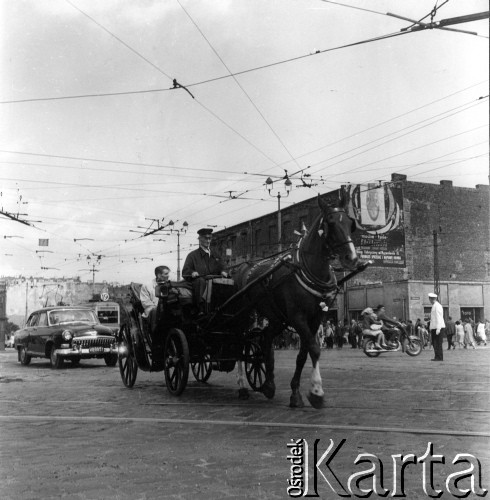 Lipiec 1962, Warszawa, Polska.
Dorożka na skrzyżowaniu ulic.
Fot. Jarosław Tarań, zbiory Ośrodka KARTA [62-92]