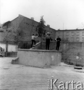 Październik 1962, Warszawa, Polska.
Zabawa chłopców na jednym z podwórek.
Fot. Jarosław Tarań, zbiory Ośrodka KARTA [62-93]