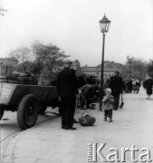 Październik 1962, Warszawa, Polska.
Rolnicy sprzedający przy jednej z ulic płody rolne wprost z wozów.
Fot. Jarosław Tarań, zbiory Ośrodka KARTA [62-93]