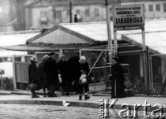 Listopad 1962, Warszawa, Polska.
Targowisko przy ul. Ludowej na Mokotowie.
Fot. Jarosław Tarań, zbiory Ośrodka KARTA [62-88]

