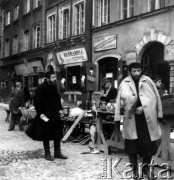 19.09.1962, Warszawa, Polska.
Plan filmu o Aleksandrze Gierymskim na Rynku Starego Miasta.
Fot. Jarosław Tarań, zbiory Ośrodka KARTA [62-25]

