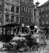 19.09.1962, Warszawa, Polska.
Plan filmu o Aleksandrze Gierymskim na Rynku Starego Miasta.
Fot. Jarosław Tarań, zbiory Ośrodka KARTA [62-25]

