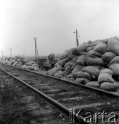 Październik 1962, Warszawa, Polska.
Składowisko  worków z ziemniakami w okolicy stacji Warszawa - Olszynka Grochowska. 
Fot. Jarosław Tarań, zbiory Ośrodka KARTA [62-24]

