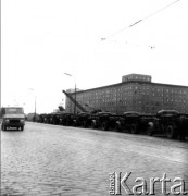 Wrzesień 1962, Warszawa, Polska.
Sznur samochodów ciężarowych w Alejach Jerozolimskich w czasie prac przy tunelu średnicowym i budowie Dworca Centralnego.
Fot. Jarosław Tarań, zbiory Ośrodka KARTA [62-15]

