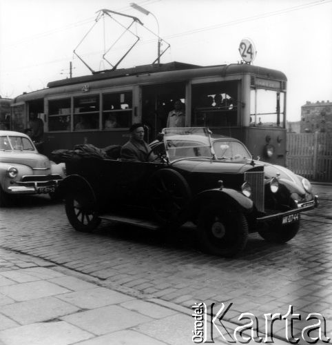 Wrzesień 1962, Warszawa, Polska.
Zabytkowy samochód osobowy jadący Alejami Jerozolimskimi.
Fot. Jarosław Tarań, zbiory Ośrodka KARTA [62-15]

