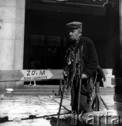 Lipiec 1962, Warszawa, Polska.
Handlarz uliczny na Pl. Konstytucji.
Fot. Jarosław Tarań, zbiory Ośrodka KARTA [62-11]

