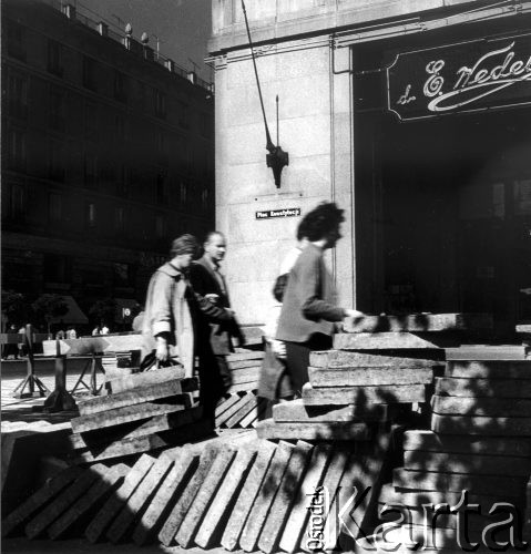 Lipiec 1962, Warszawa, Polska.
Przechodnie na remontowanym chodniku na Pl. Konstytucji.
Fot. Jarosław Tarań, zbiory Ośrodka KARTA [62-11]

