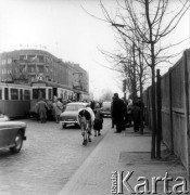 Listopad 1962, Warszawa, Polska.
Kobieta prowadząca krowę Alejami Jerozolimskimi.
Fot. Jarosław Tarań, zbiory Ośrodka KARTA [62-10]

