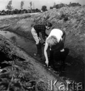 Sierpień 1962, okolice Warszawy, Polska.
Archeolodzy podczas pracy na wykopalisku.
Fot. Jarosław Tarań, zbiory Ośrodka KARTA [62-77]

