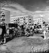 Sierpień 1962, Warszawa, Polska.
Dzieci na placu zabaw przy szkole na Osiedlu Sowińskiego.
Fot. Jarosław Tarań, zbiory Ośrodka KARTA [62-78]

