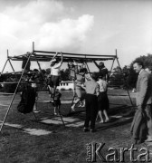 Lato 1962, Warszawa, Polska.
Kobieta bawiąca się z dziećmi na placu zabaw.
Fot. Jarosław Tarań, zbiory Ośrodka KARTA [62-71]

